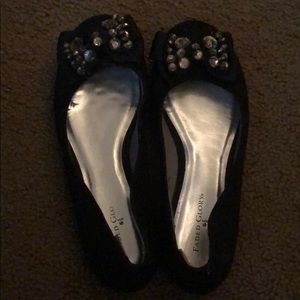 Size 6 1/2 (US) women’s flats with bow detail